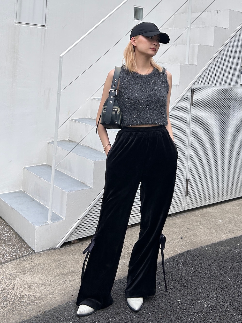 グレー系のタンクトップ、ブラック系のその他パンツ、ブラック系のハンドバッグを着用したレディースの夏コーディネートの2枚目の写真