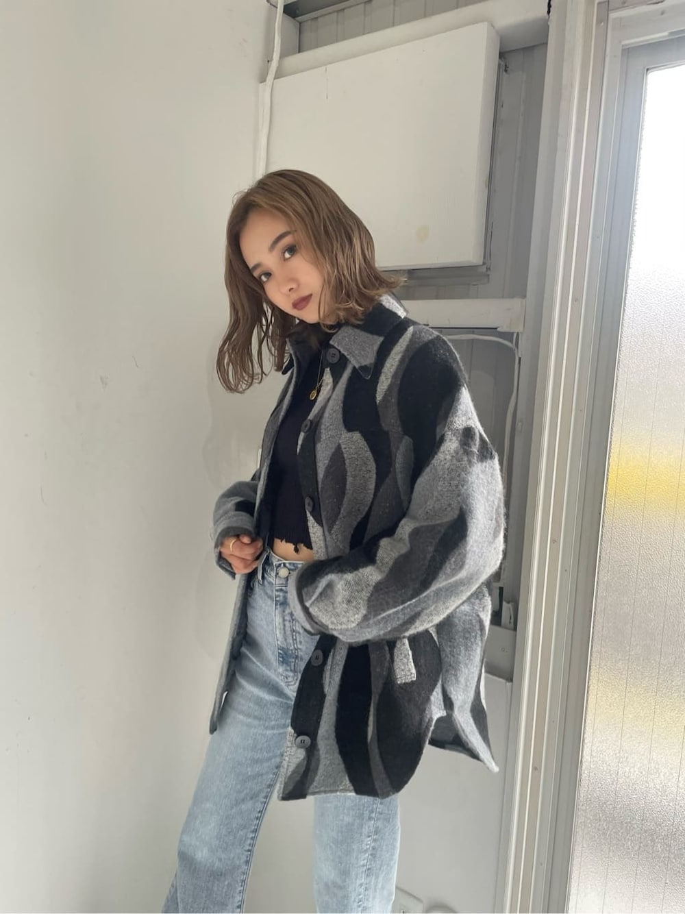 ブルー系のデニムパンツ、その他のブルゾンを着用したレディースの秋コーディネートの2枚目の写真