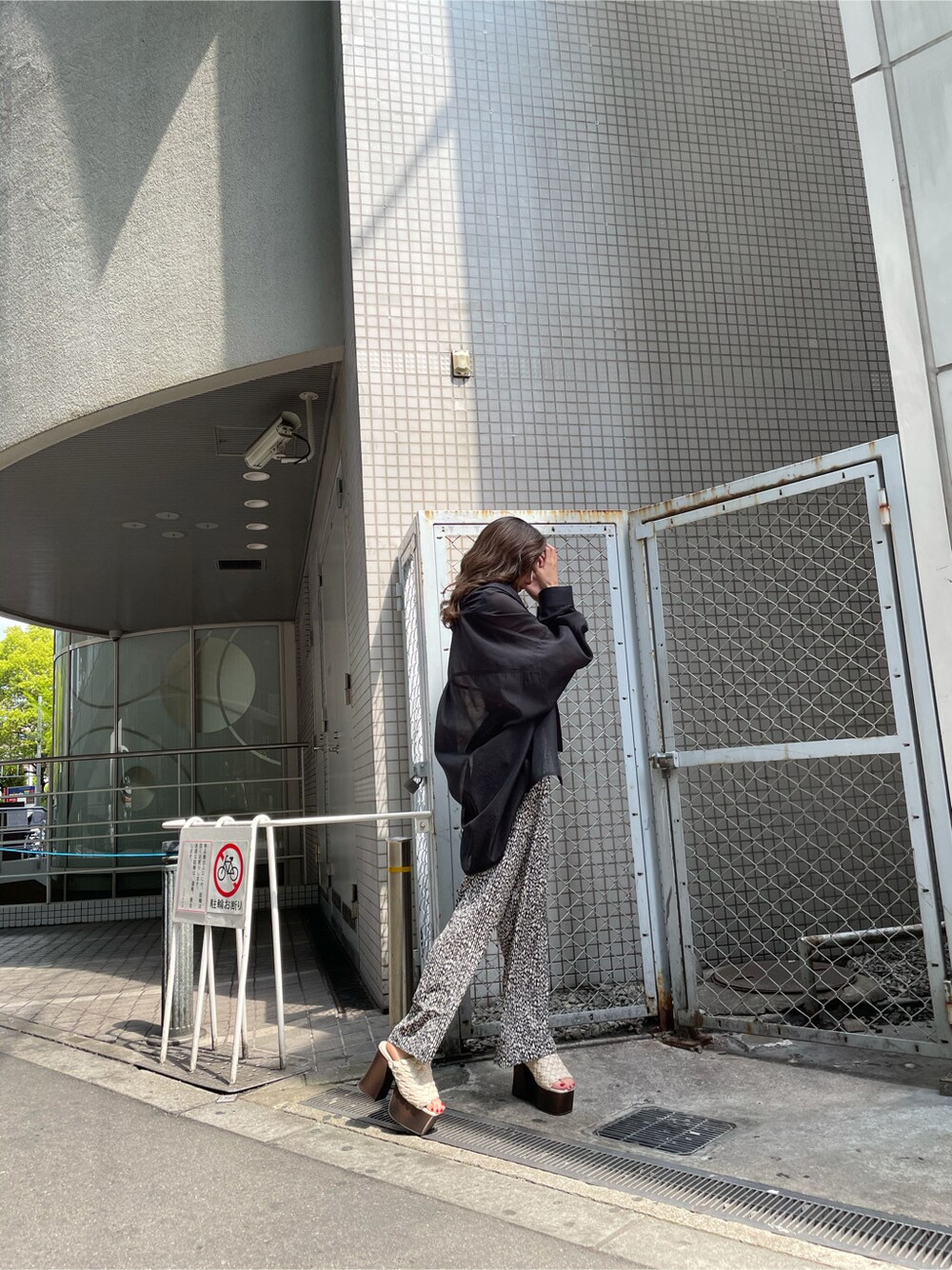 ブラック系のシャツ/ブラウス、ベージュ系のシャツ/ブラウスを着用したレディースの夏コーディネートの3枚目の写真