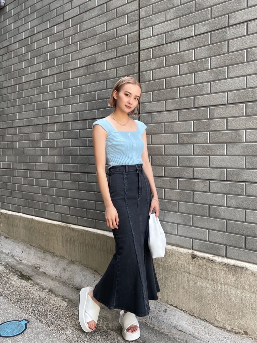 ブラック系のスカート、ブルー系のタンクトップを着用したレディースの夏コーディネートの3枚目の写真