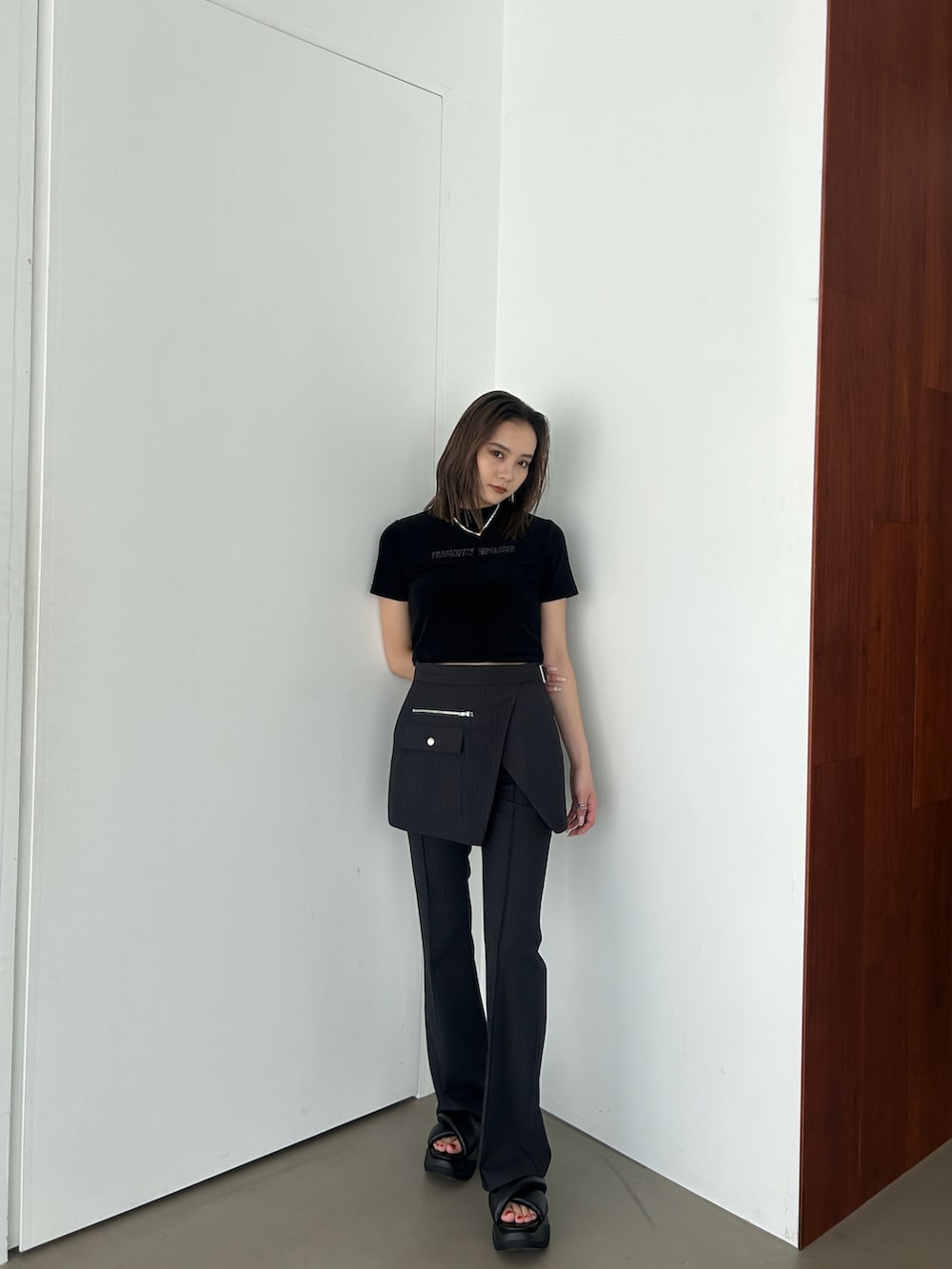 ブラック系のTシャツ/カットソー、その他のその他パンツ、ブラック系のサンダルを着用したレディースの春コーディネートの3枚目の写真