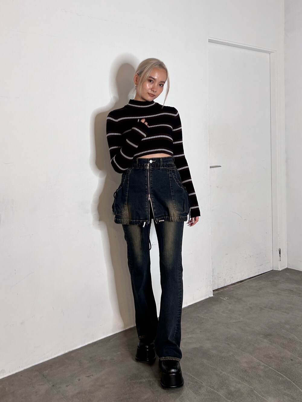 その他のニット/セーター、ブルー系のデニムパンツ、ブラック系のローファーを着用したレディースの秋コーディネートの2枚目の写真