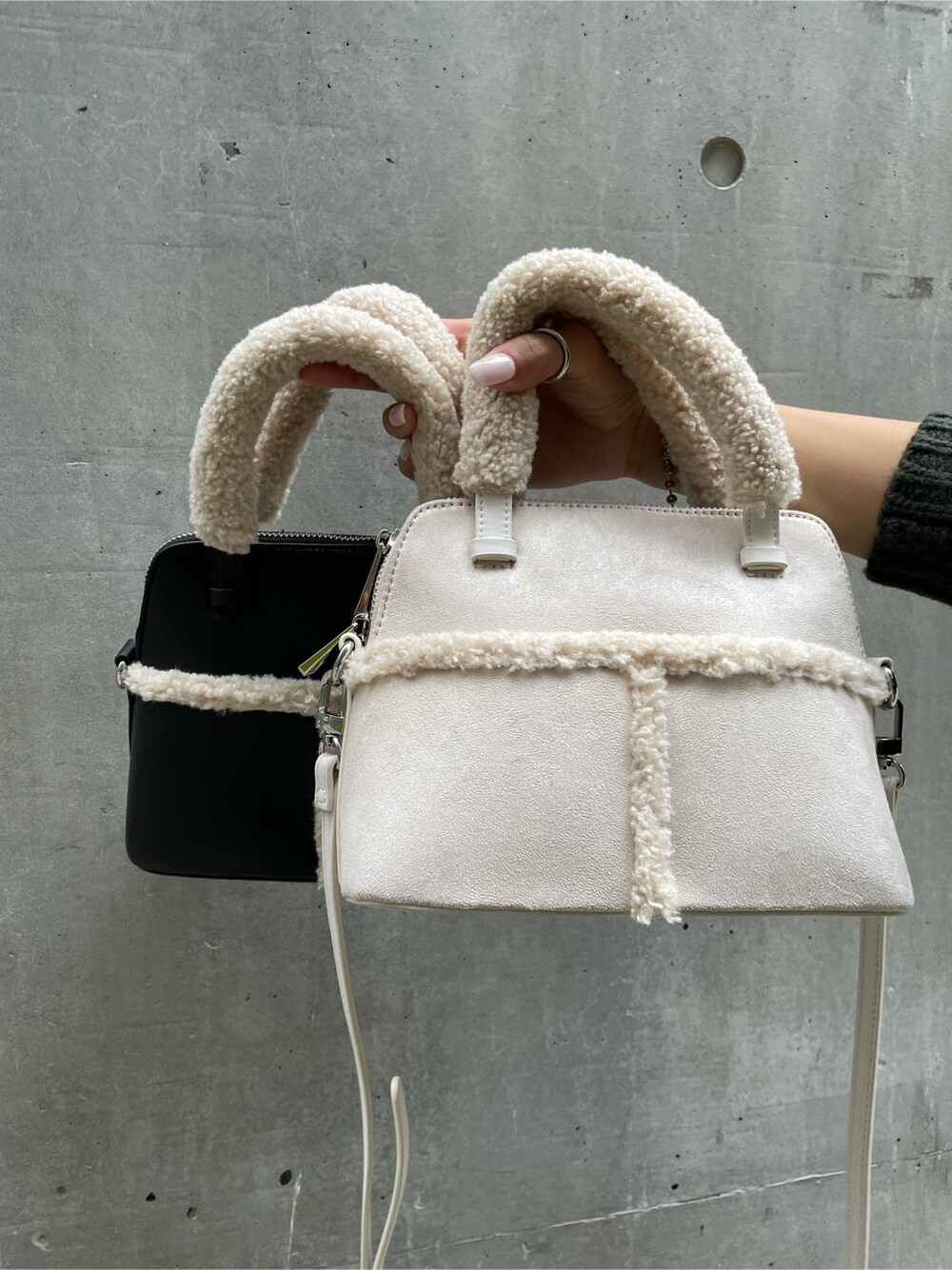 ホワイト系のハンドバッグ、ブラック系のハンドバッグを着用したレディースの秋コーディネートの2枚目の写真