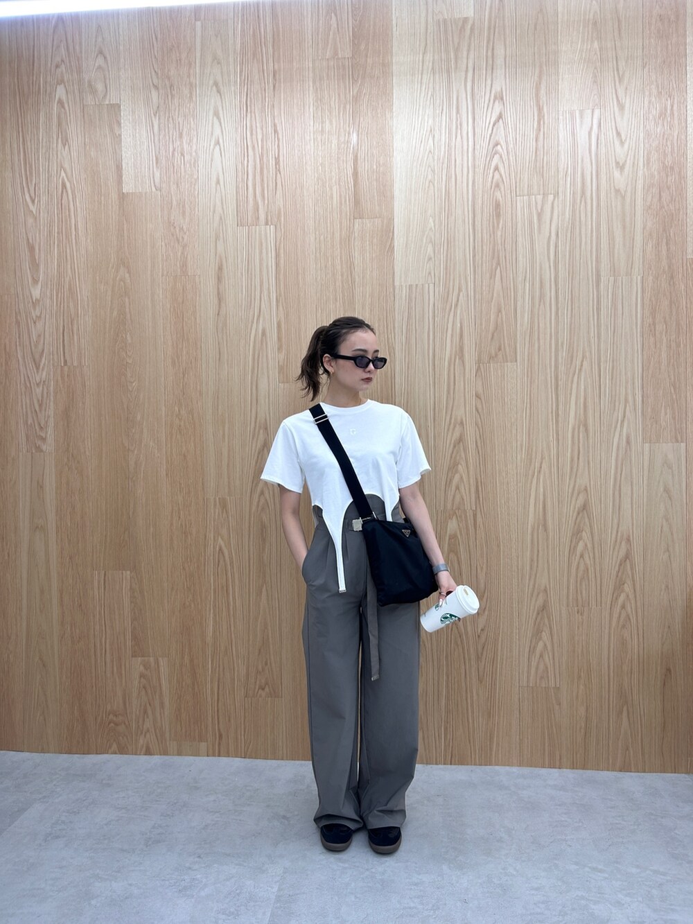 ホワイト系のTシャツ/カットソー、ベージュ系のつなぎ/オールインワン、ブラック系のサングラスを着用したレディースの春コーディネートの2枚目の写真