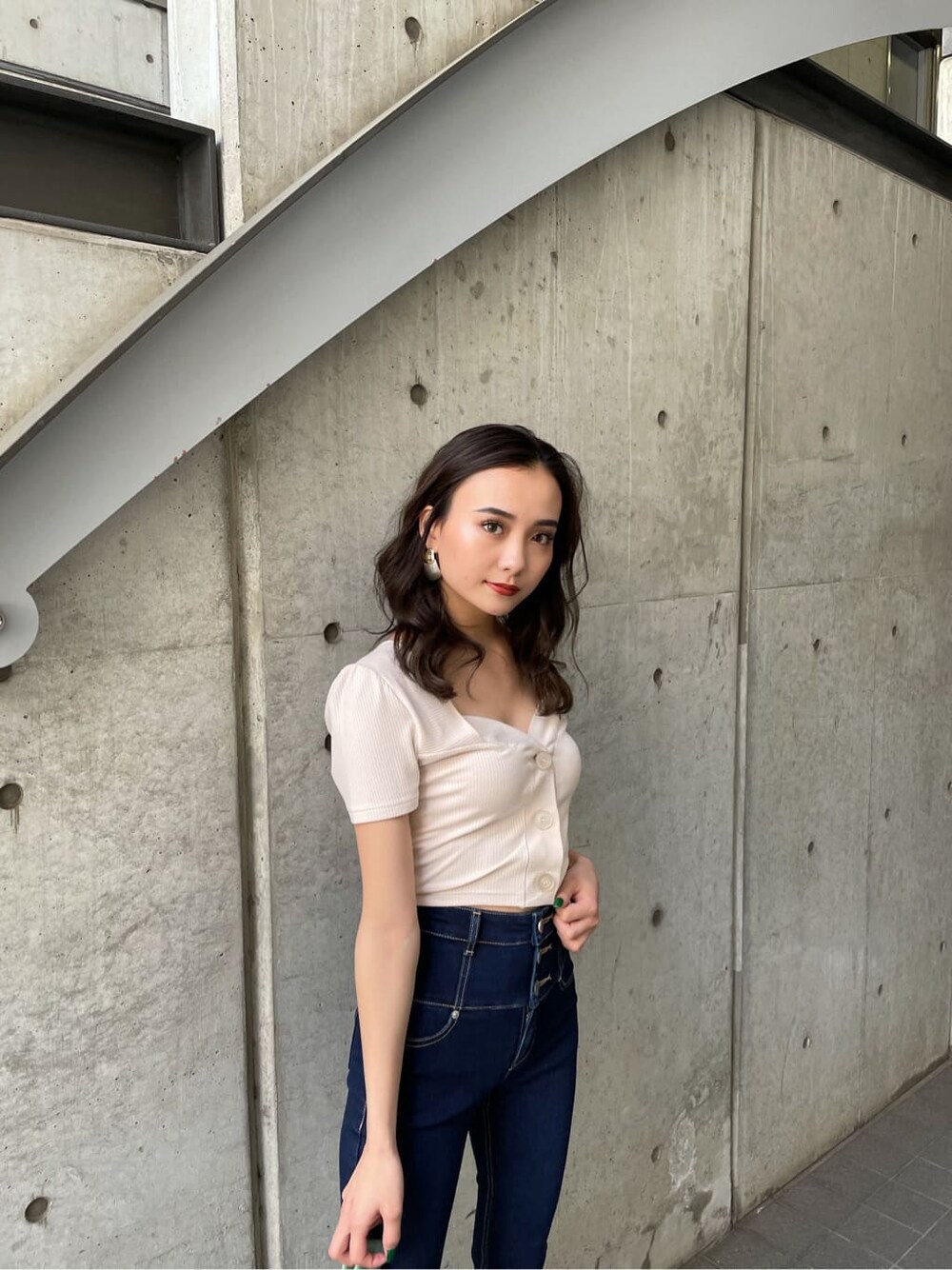 ホワイト系のTシャツ/カットソーを着用したレディースの夏コーディネートの3枚目の写真