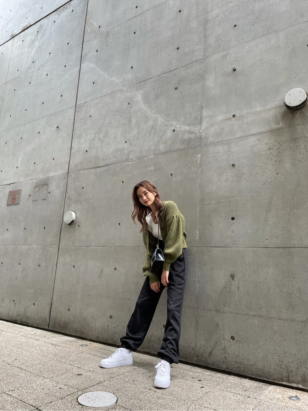 ホワイト系のTシャツ/カットソー、ベージュ系のカーディガン/ボレロ、ブラック系のその他パンツを着用したレディースの秋コーディネートの3枚目の写真