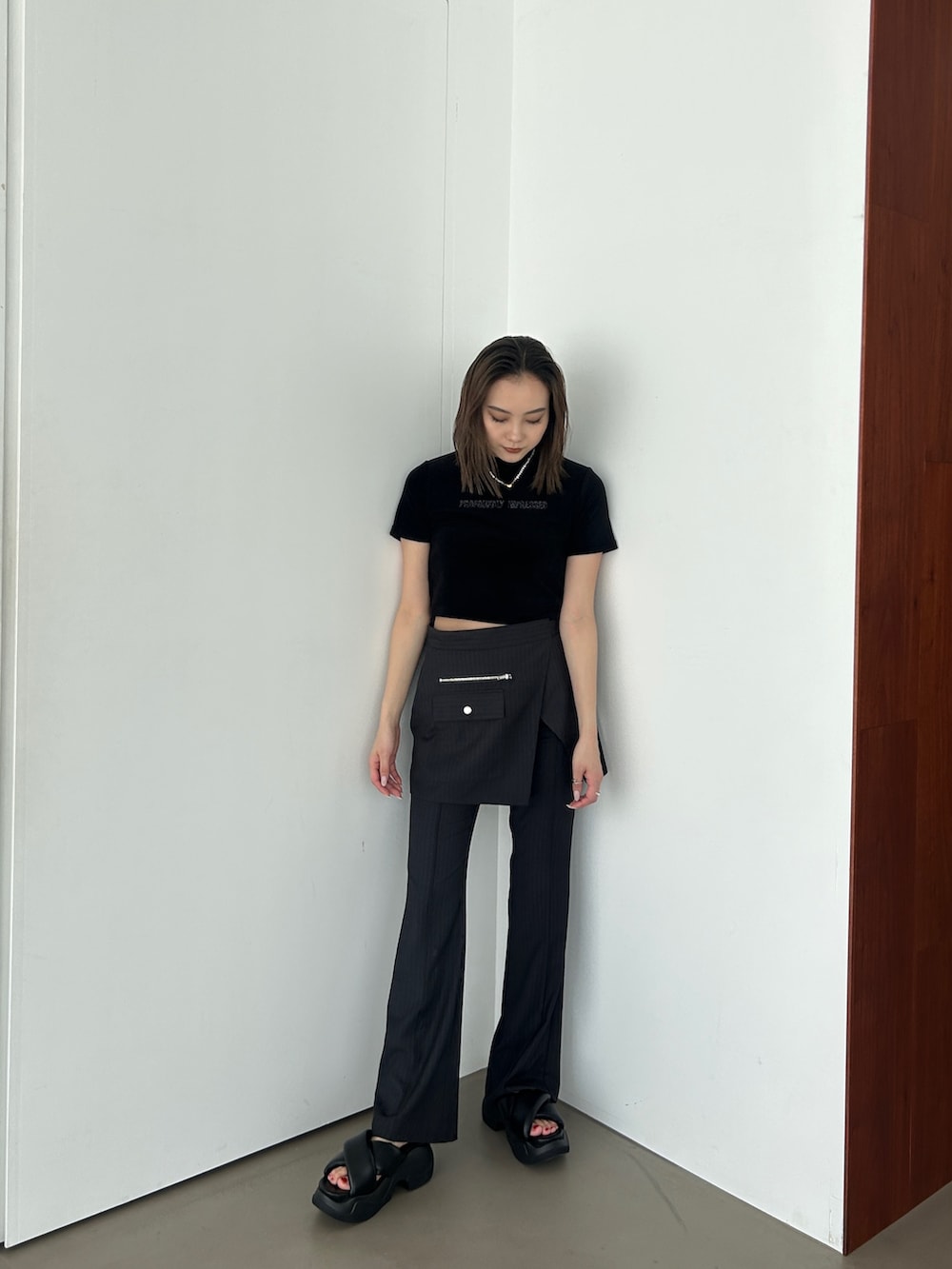 ブラック系のTシャツ/カットソー、その他のその他パンツ、ブラック系のサンダルを着用したレディースの春コーディネートの2枚目の写真