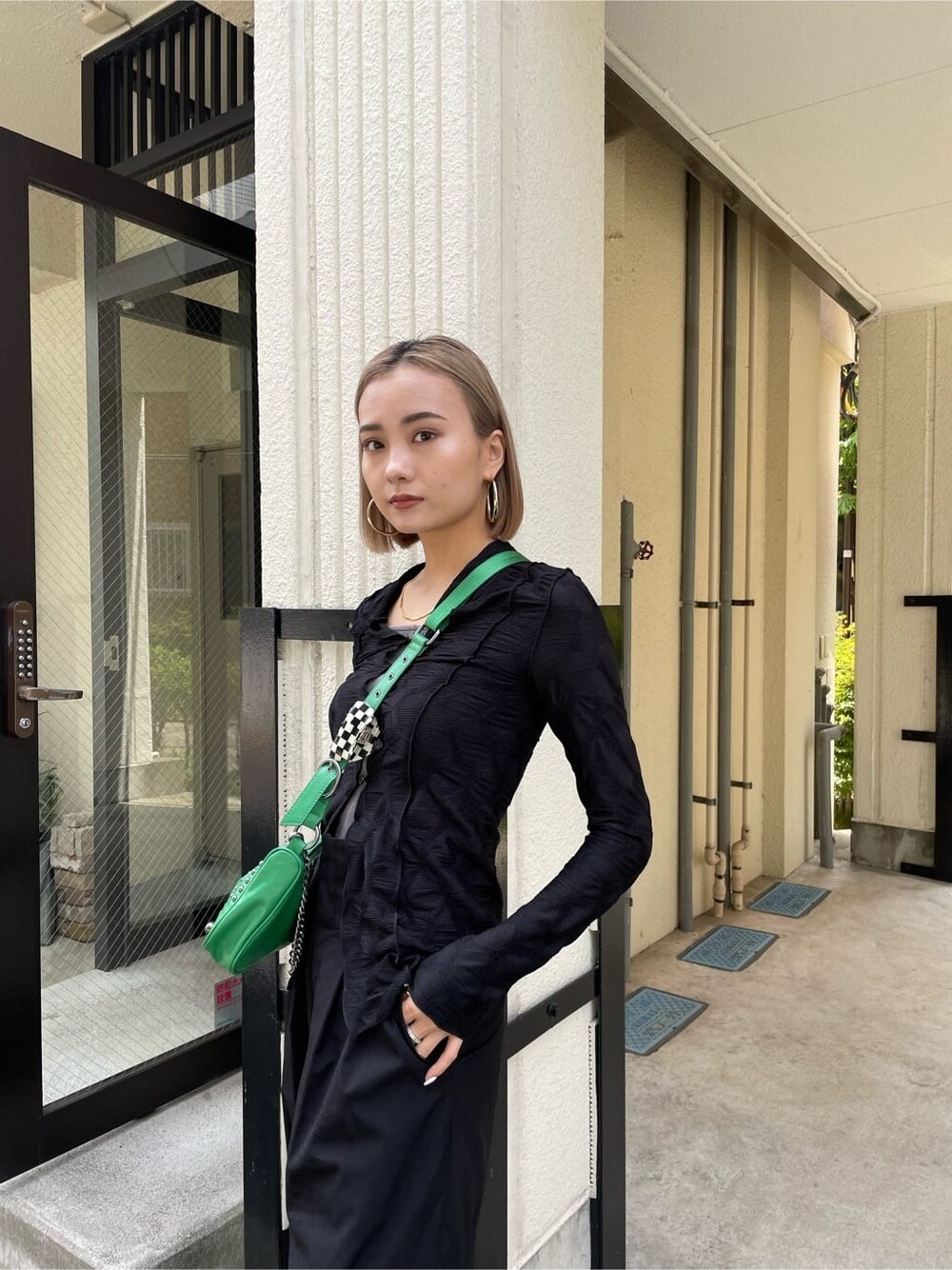 ブラック系のシャツ/ブラウスを着用したレディースの春コーディネートの2枚目の写真