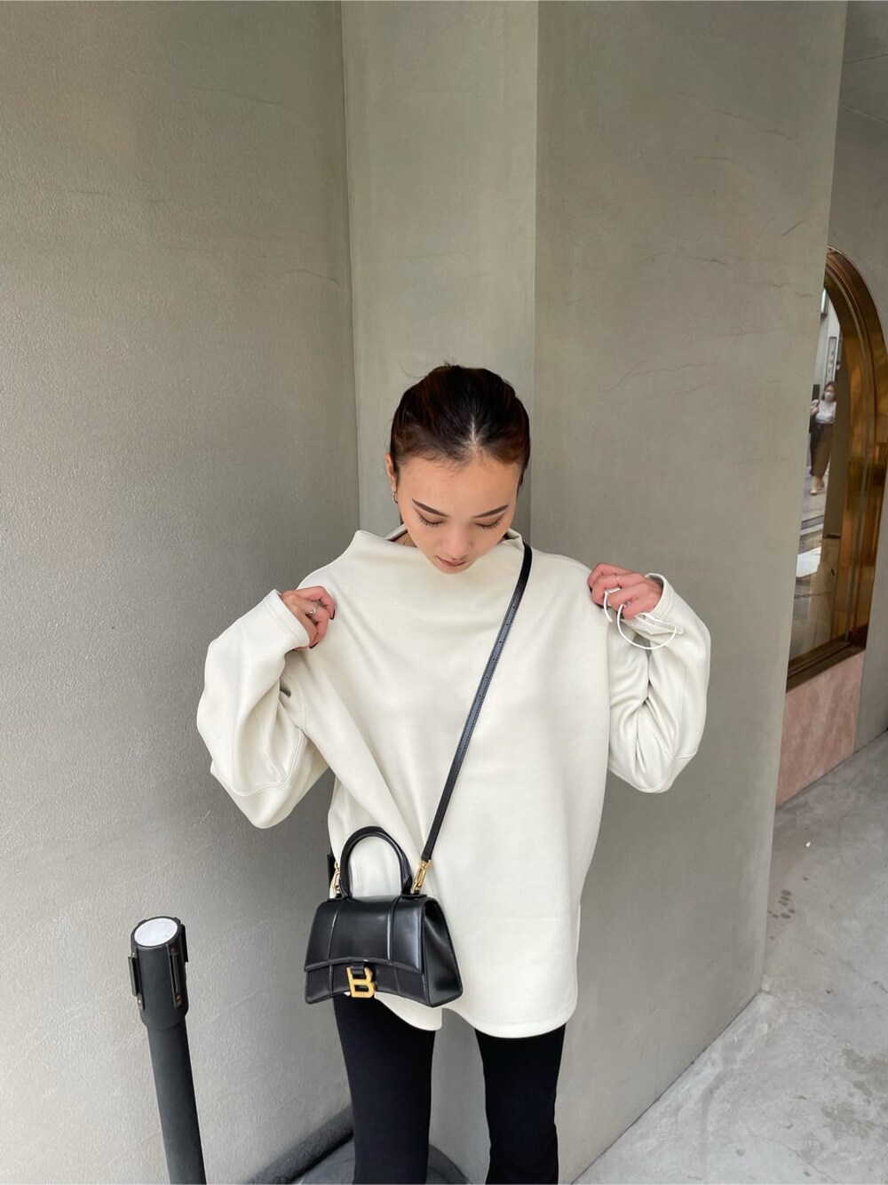 ホワイト系のTシャツ/カットソーを着用したレディースの秋コーディネートの2枚目の写真