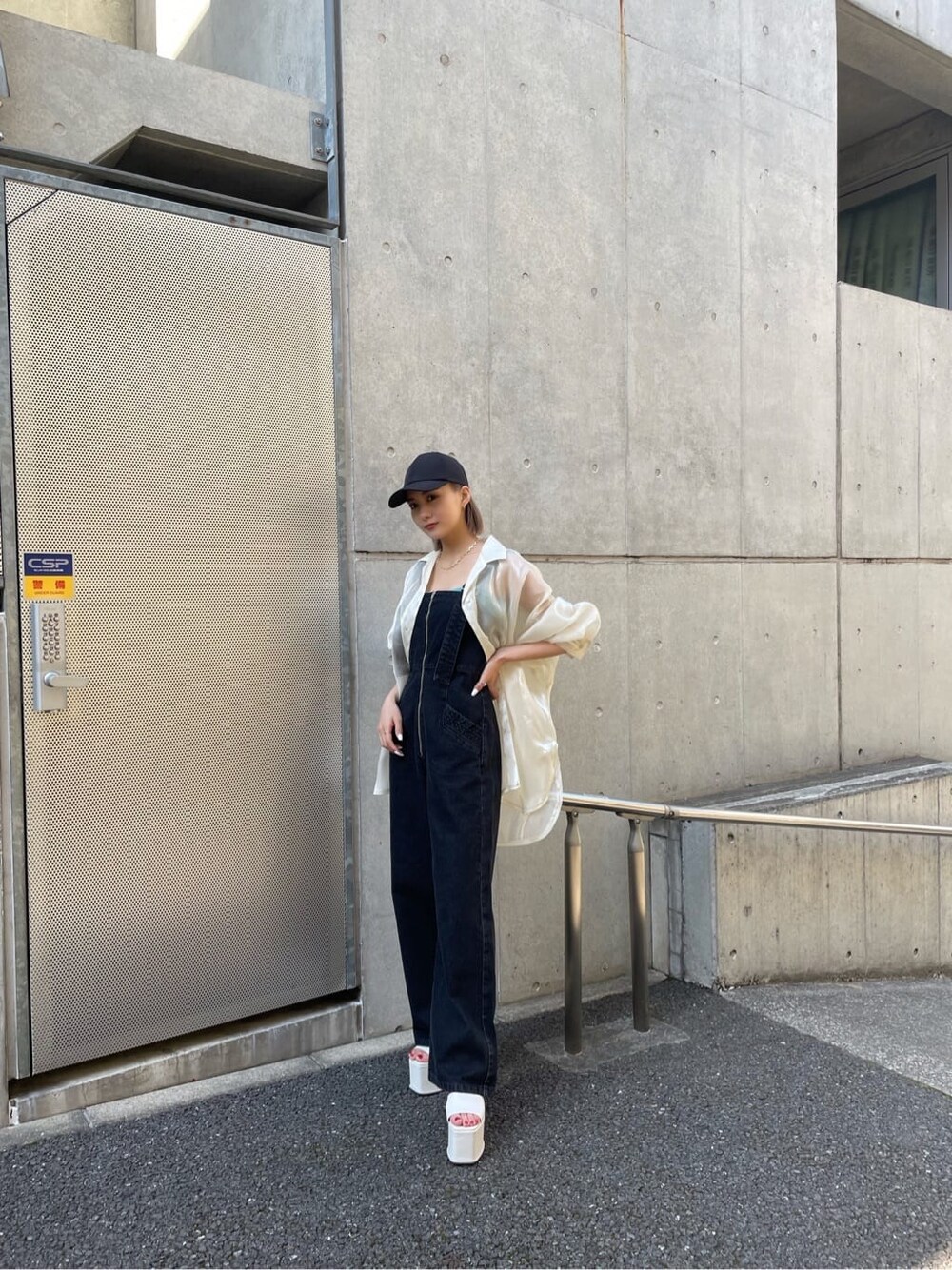 ホワイト系のつなぎ/オールインワンを着用したレディースの夏コーディネートの5枚目の写真