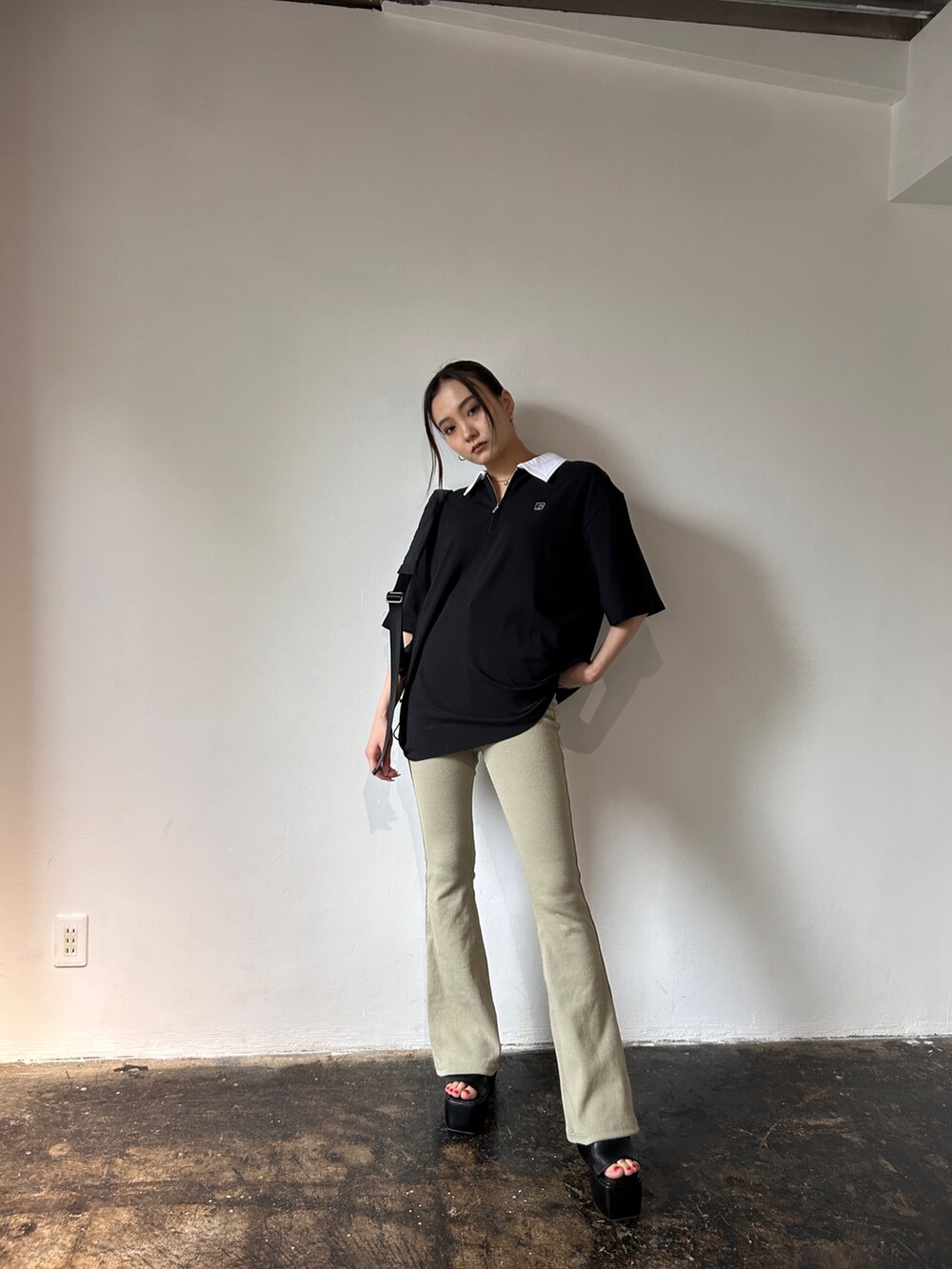 ブラック系のTシャツ/カットソー、グリーン系のその他パンツ、ブラック系のサンダルを着用したレディースの春コーディネートの2枚目の写真