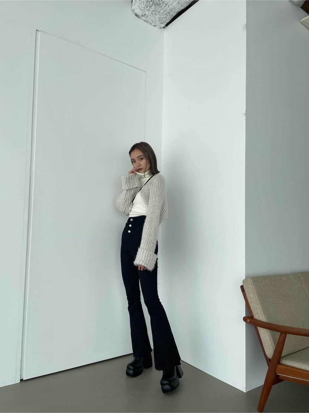ブラック系のデニムパンツを着用したレディースの秋コーディネートの2枚目の写真