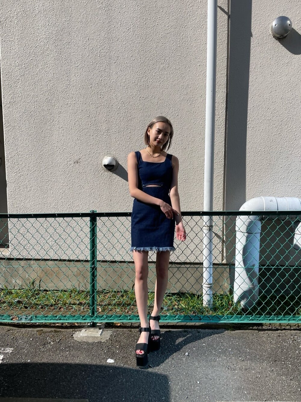 ブルー系のワンピースを着用したレディースの夏コーディネートの3枚目の写真