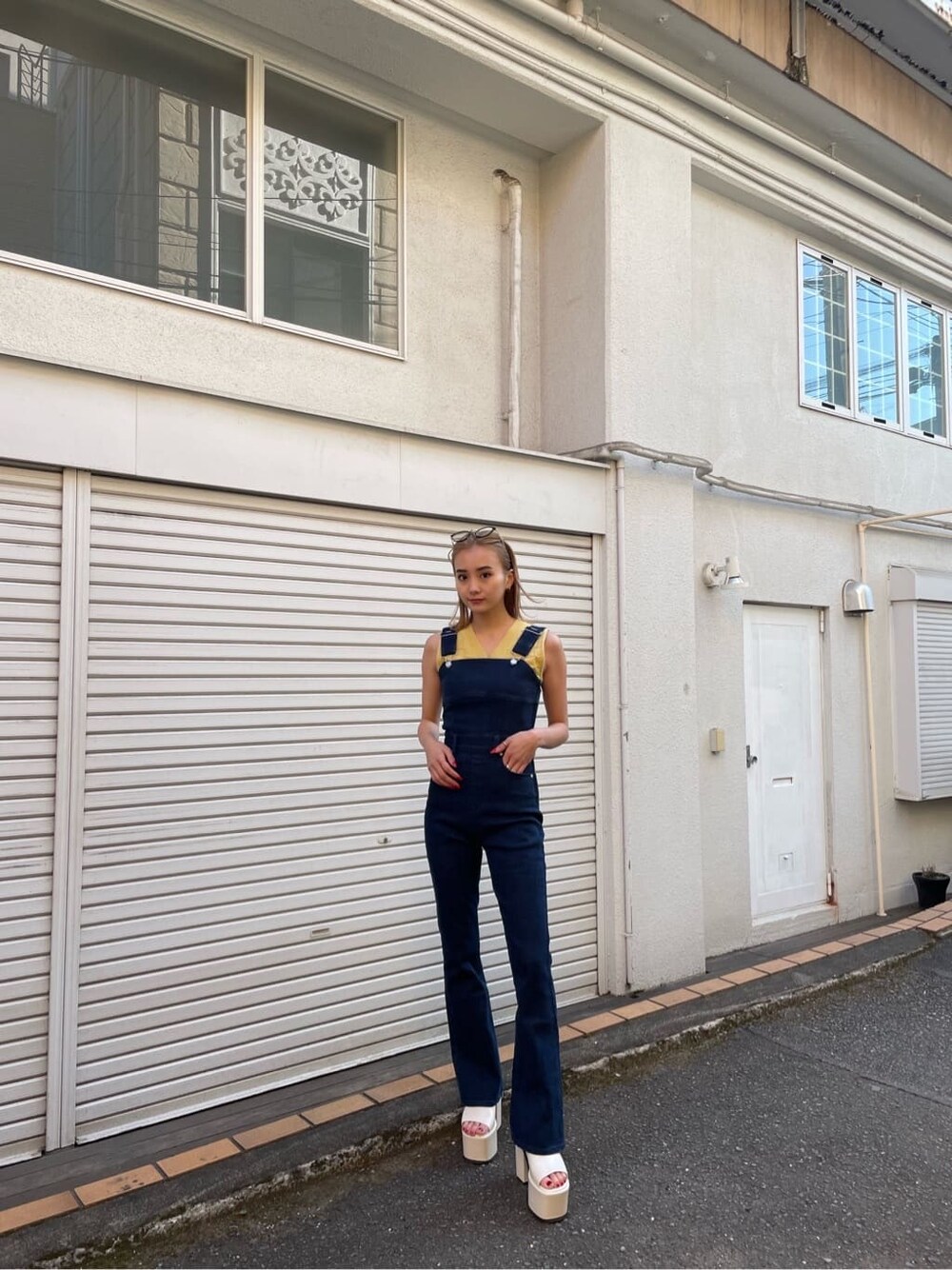 ブルー系のサロペット/オーバーオールを着用したレディースの夏コーディネートの3枚目の写真