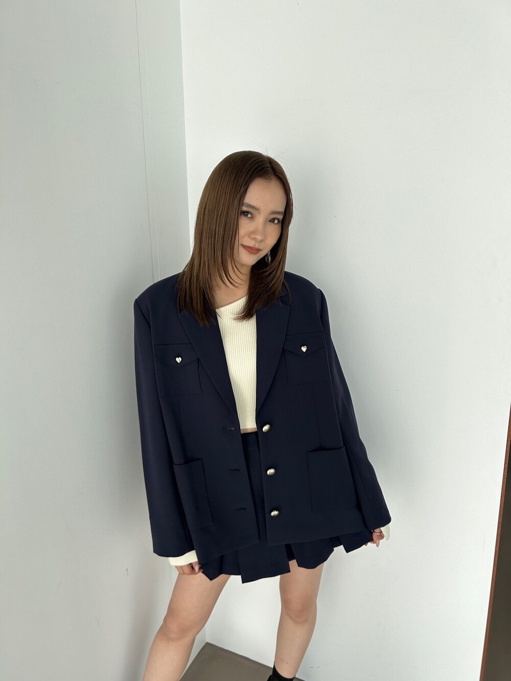 ブルー系のスカートを着用したレディースの冬コーディネートの4枚目の写真