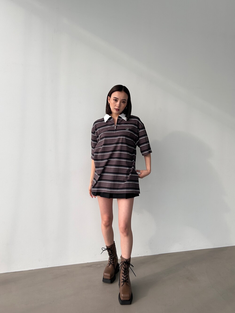 ブラウン系のTシャツ/カットソー、ブラウン系のブーツを着用したレディースの冬コーディネートの2枚目の写真