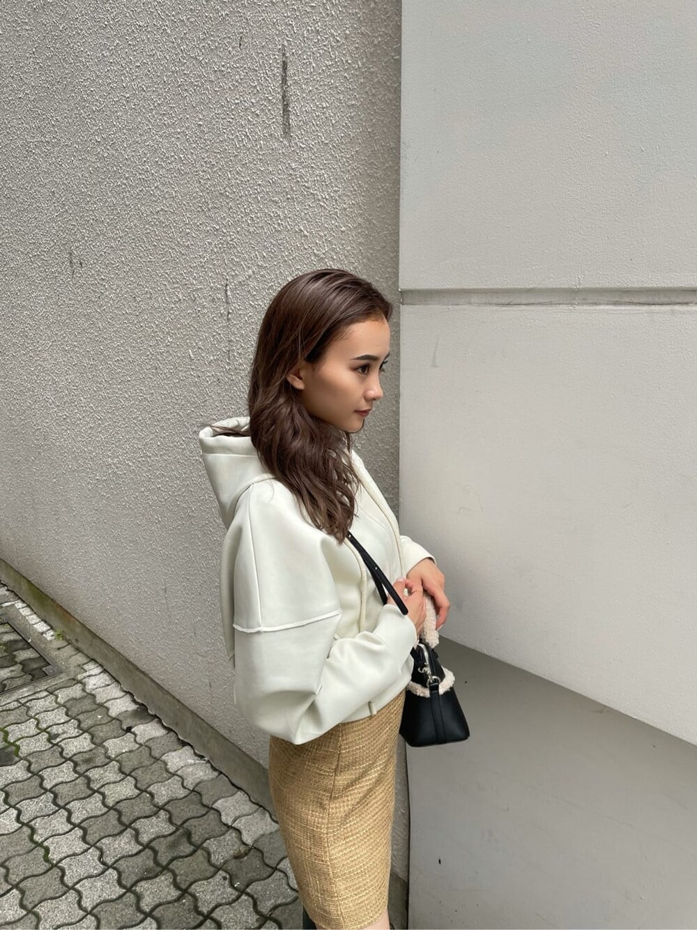 ホワイト系のパーカーを着用したレディースの秋コーディネートの2枚目の写真
