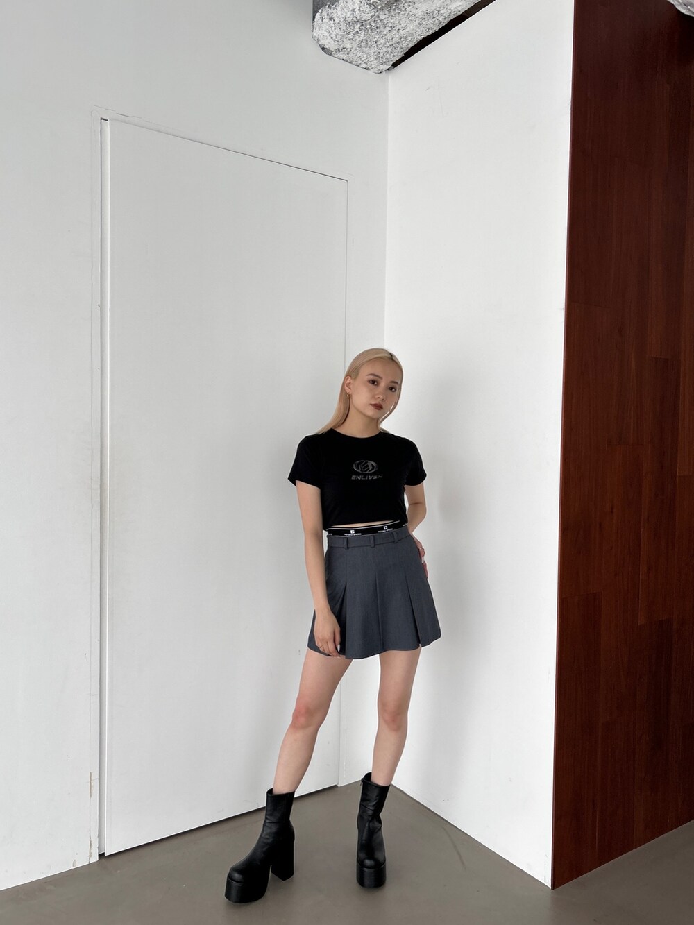 ブラック系のTシャツ/カットソー、グレー系のスカートを着用したレディースの夏コーディネートの2枚目の写真