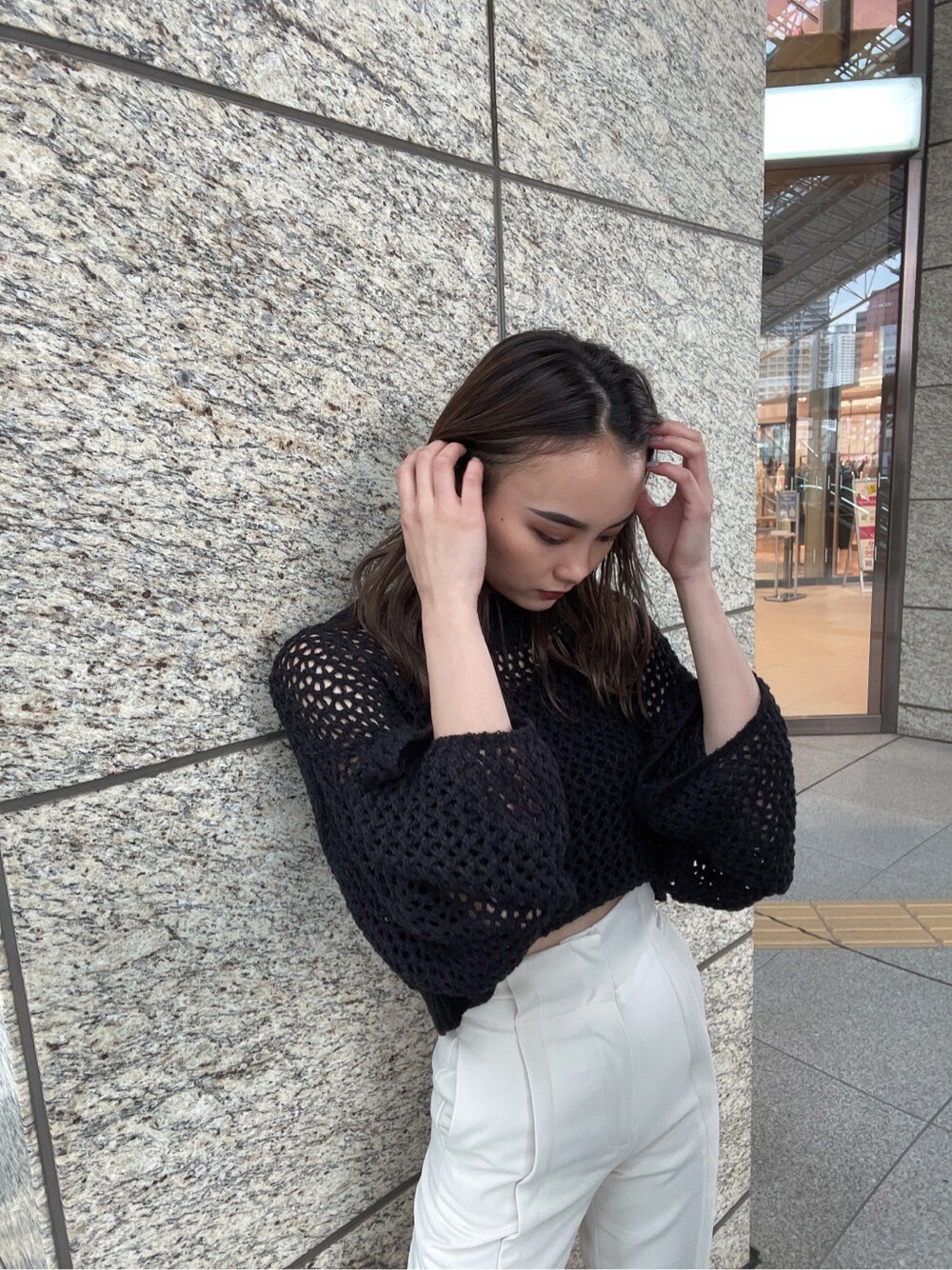 ブラック系のニット/セーター、ブラック系のキャミソールを着用したレディースの春コーディネートの2枚目の写真