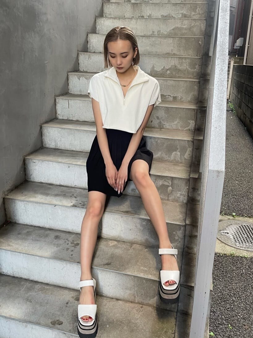 ブラック系のスカート、ブラック系のハットを着用したレディースの夏コーディネートの5枚目の写真