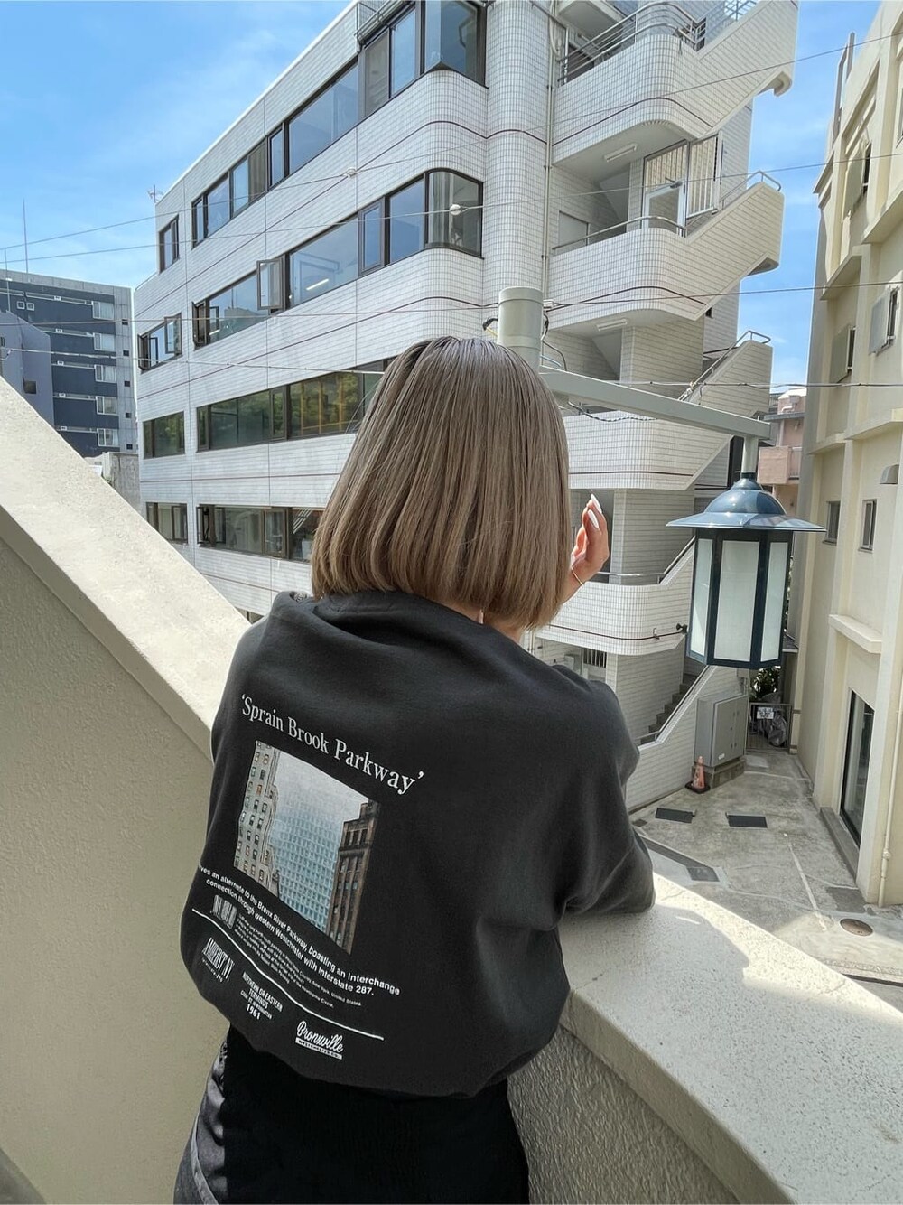 ブラック系のTシャツ/カットソーを着用したレディースの夏コーディネートの3枚目の写真