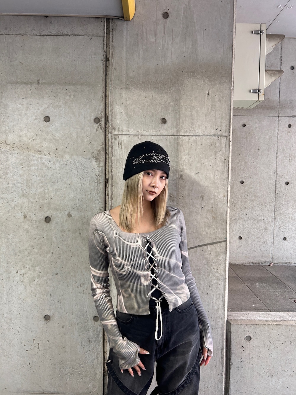 その他のニット/セーター、ブラック系のデニムパンツ、ブラック系のニットキャップ/ビーニーを着用したレディースの冬コーディネートの3枚目の写真
