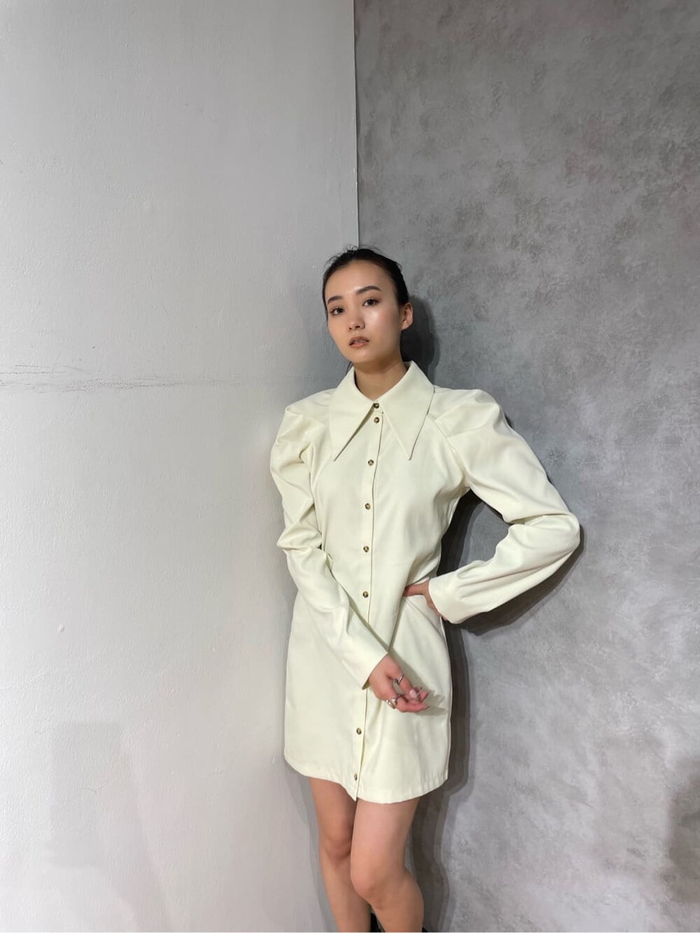 ホワイト系のワンピースを着用したレディースの冬コーディネートの4枚目の写真