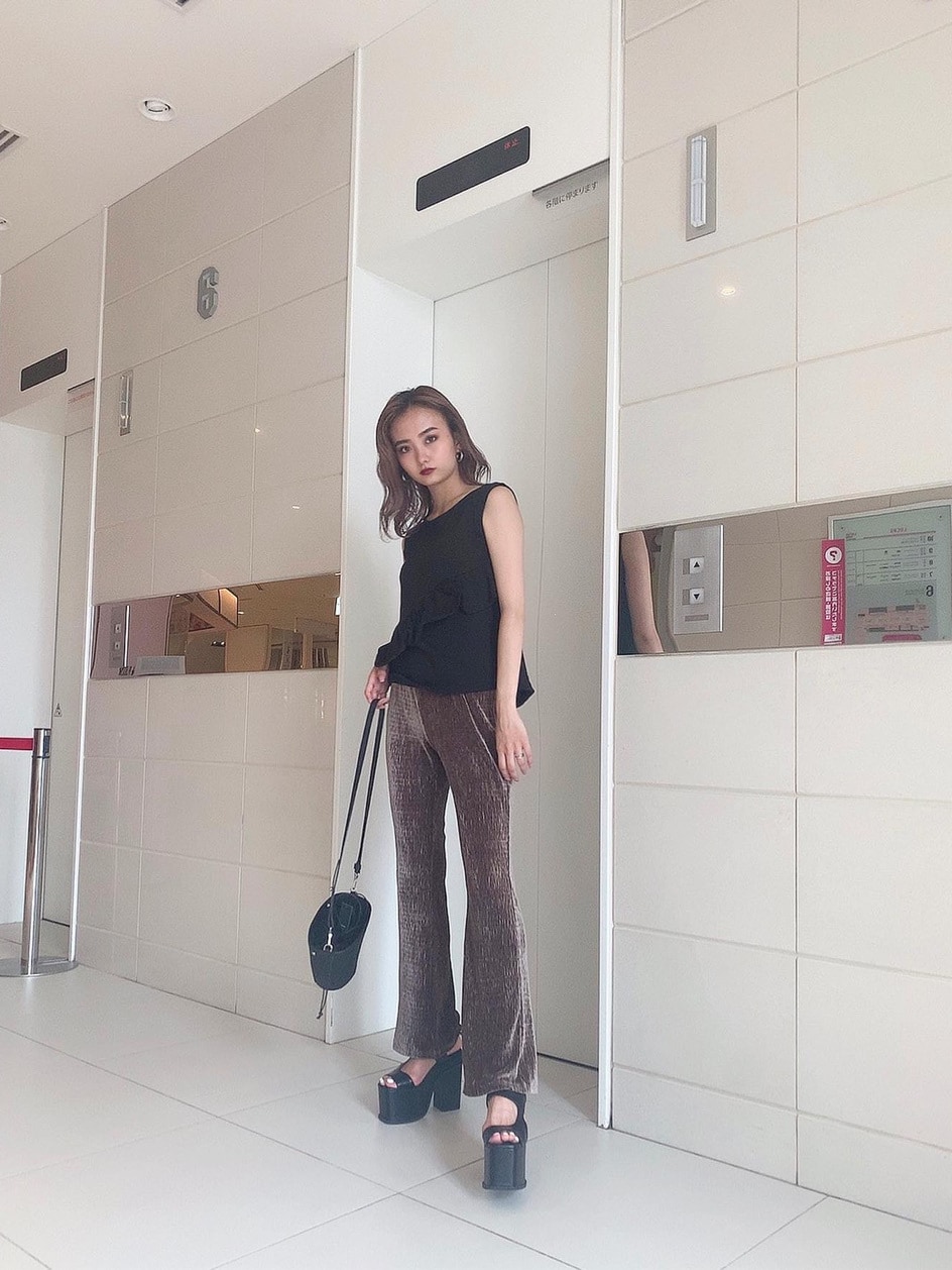 ブラウン系のその他パンツ、ブラック系のタンクトップを着用したレディースの夏コーディネートの2枚目の写真