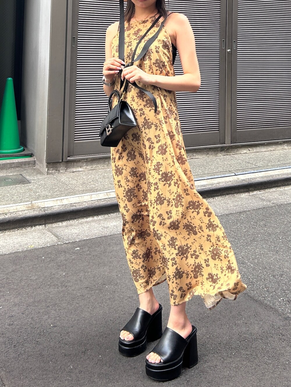 その他のワンピースを着用したレディースの夏コーディネートの2枚目の写真