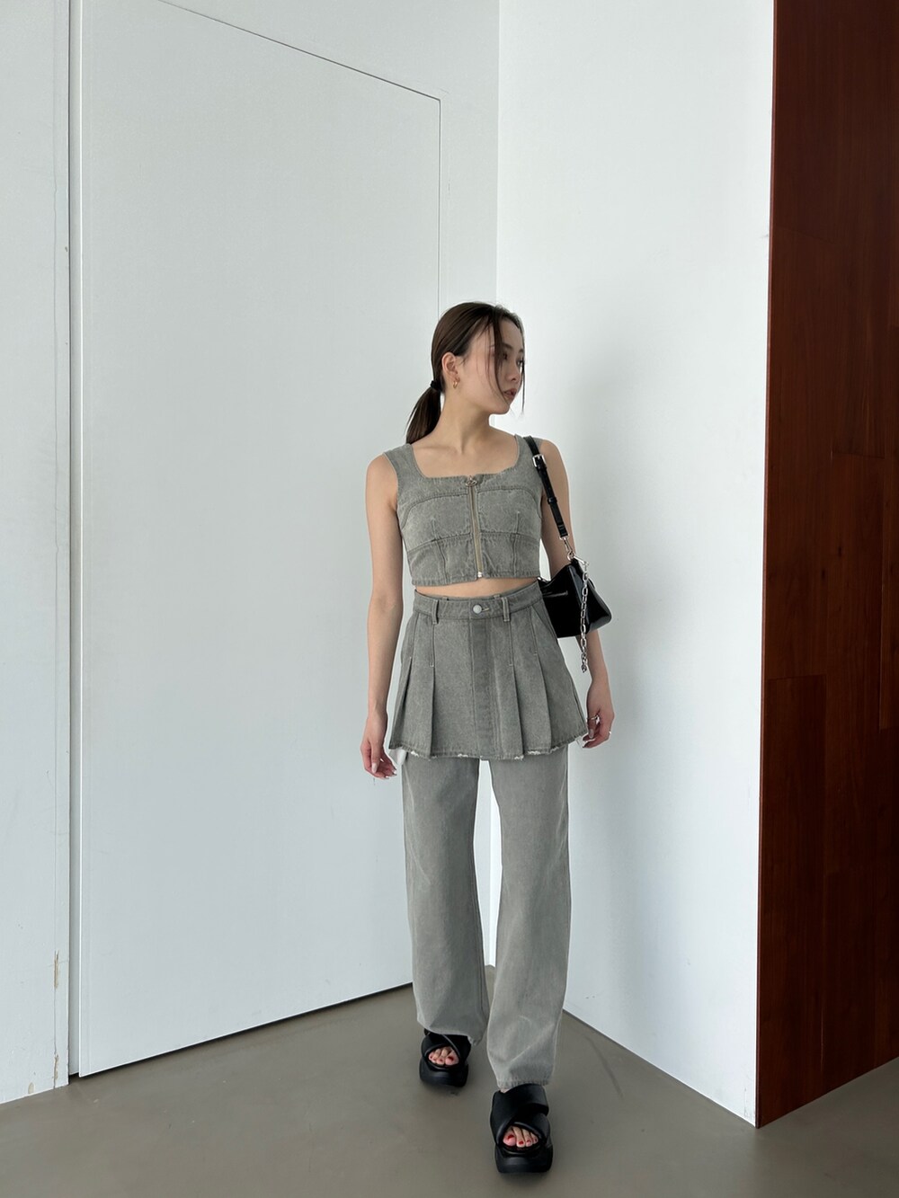 グレー系のデニムパンツ、グレー系のデニムスカート、グレー系のキャミソールを着用したレディースの春コーディネートの2枚目の写真