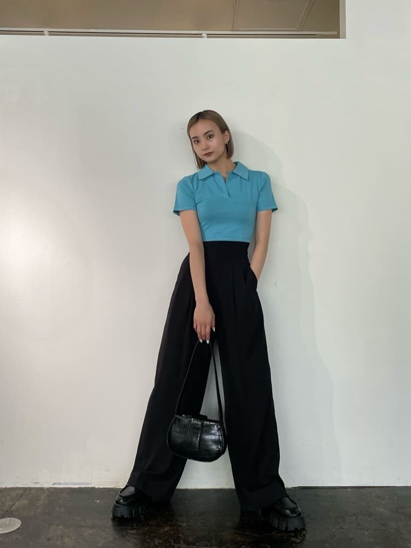 ブラック系のハンドバッグ、ブルー系のTシャツ/カットソーを着用したレディースの夏コーディネートの2枚目の写真