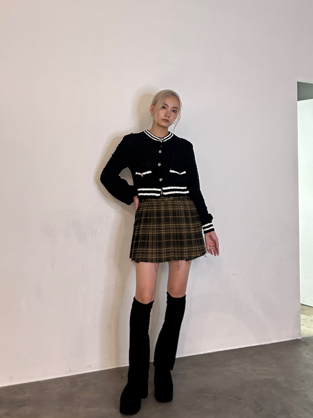 ブラック系のカーディガン/ボレロ、その他のスカート、ブラック系のブーツを着用したレディースの冬コーディネートの3枚目の写真