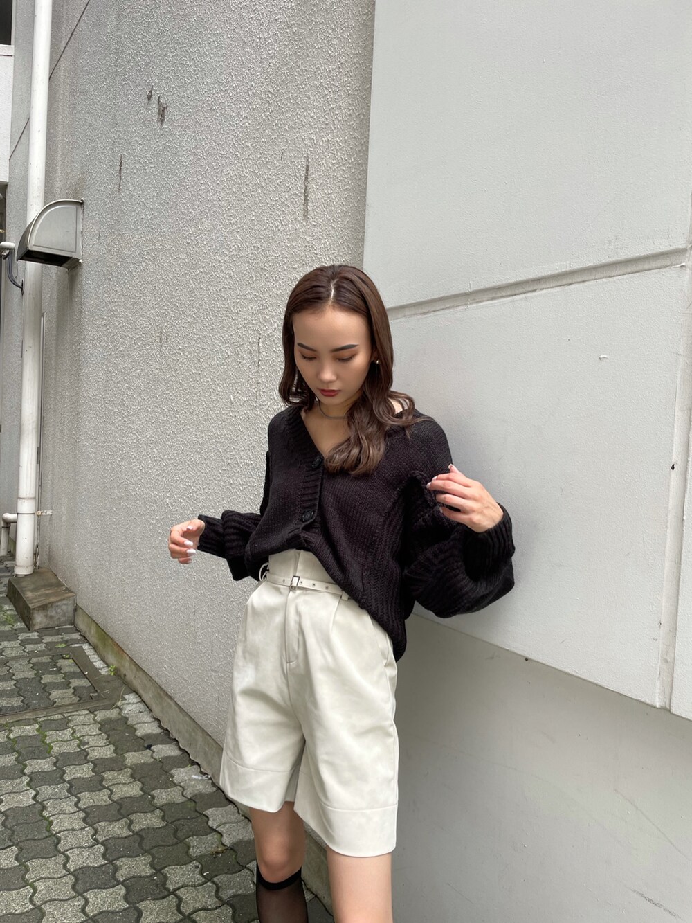 ブラック系のカーディガン/ボレロを着用したレディースの冬コーディネートの2枚目の写真