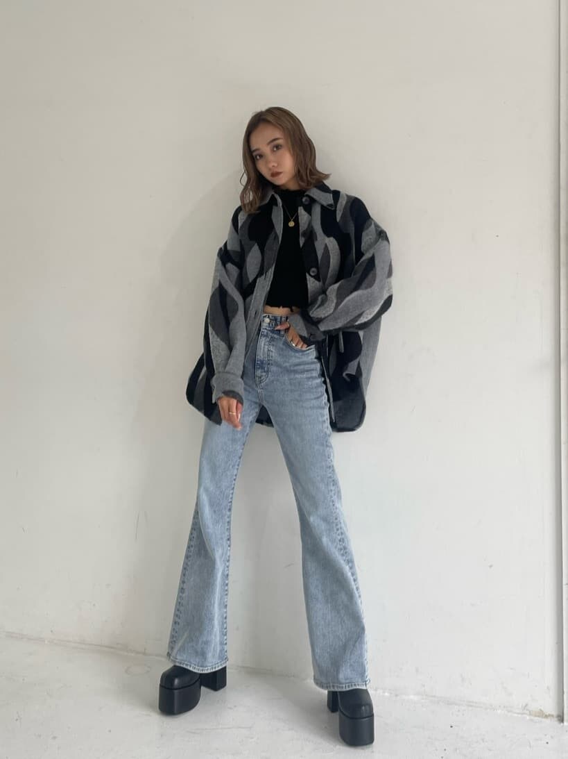 ブルー系のデニムパンツ、その他のブルゾンを着用したレディースの秋コーディネートの4枚目の写真