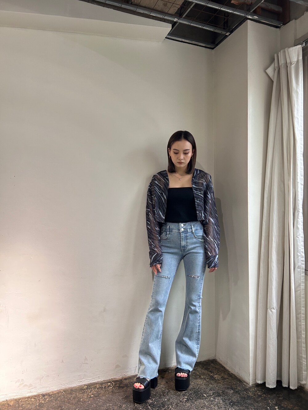 ブルー系のデニムパンツ、ブラック系のサンダル、その他のシャツ/ブラウスを着用したレディースの春コーディネートの2枚目の写真