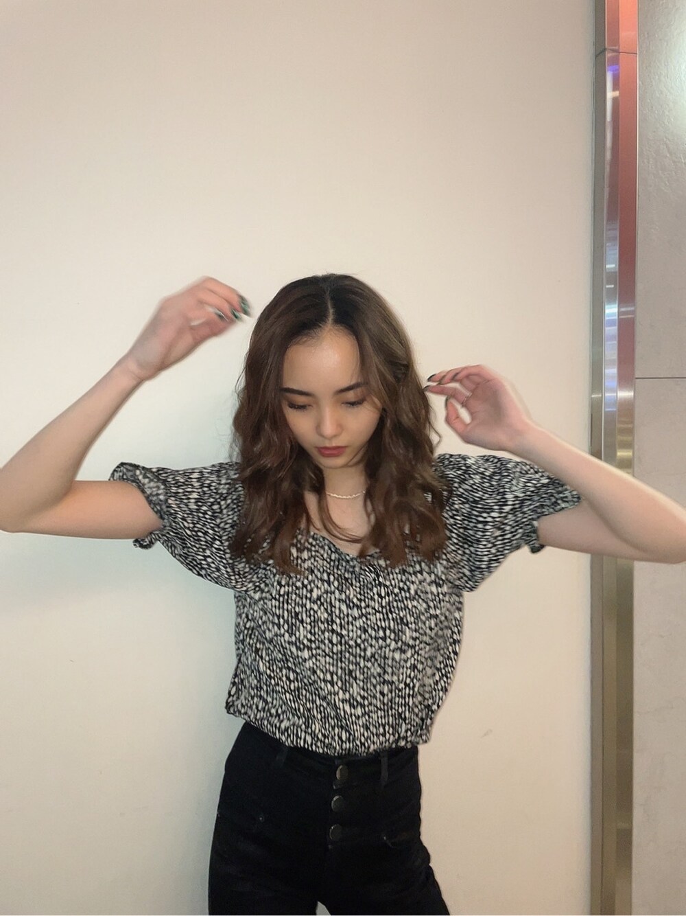 その他のシャツ/ブラウスを着用したレディースの春コーディネートの3枚目の写真