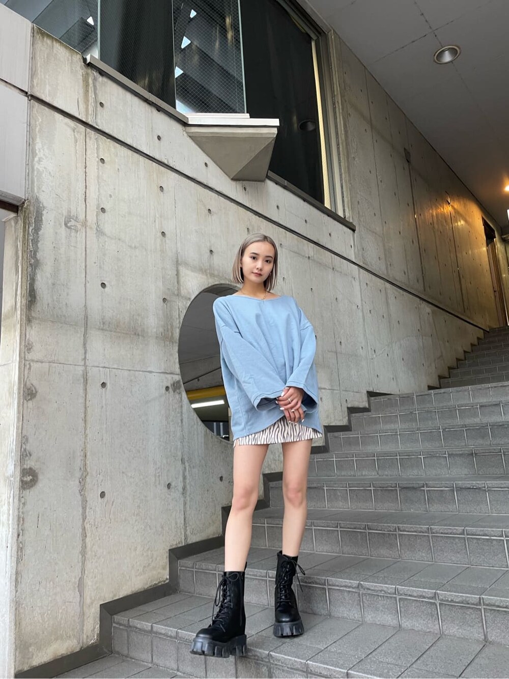 その他のスカート、ブラック系のブーツ、ブルー系のTシャツ/カットソーを着用したレディースの冬コーディネートの5枚目の写真