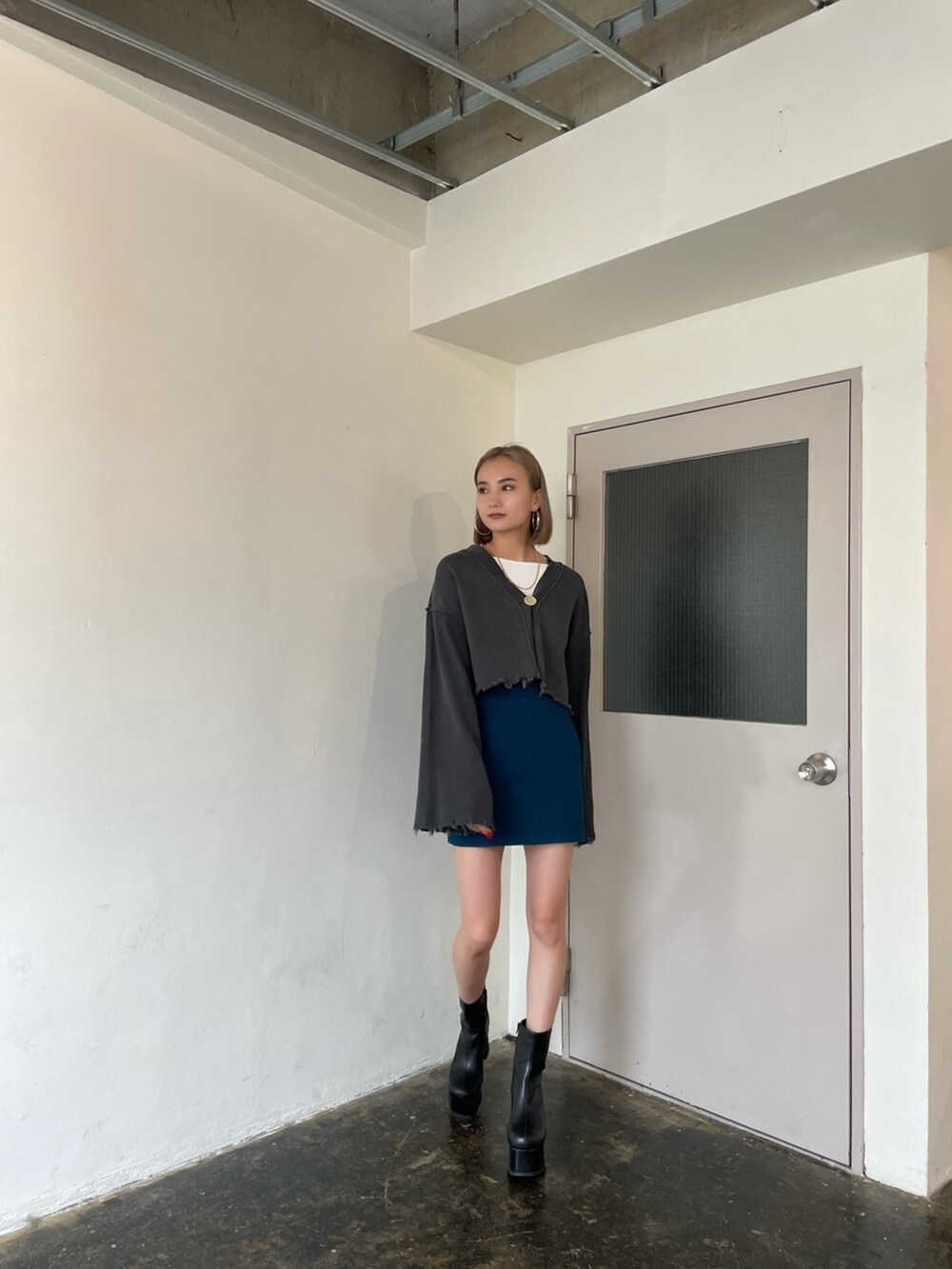 グレー系のカーディガン/ボレロを着用したレディースの冬コーディネートの6枚目の写真