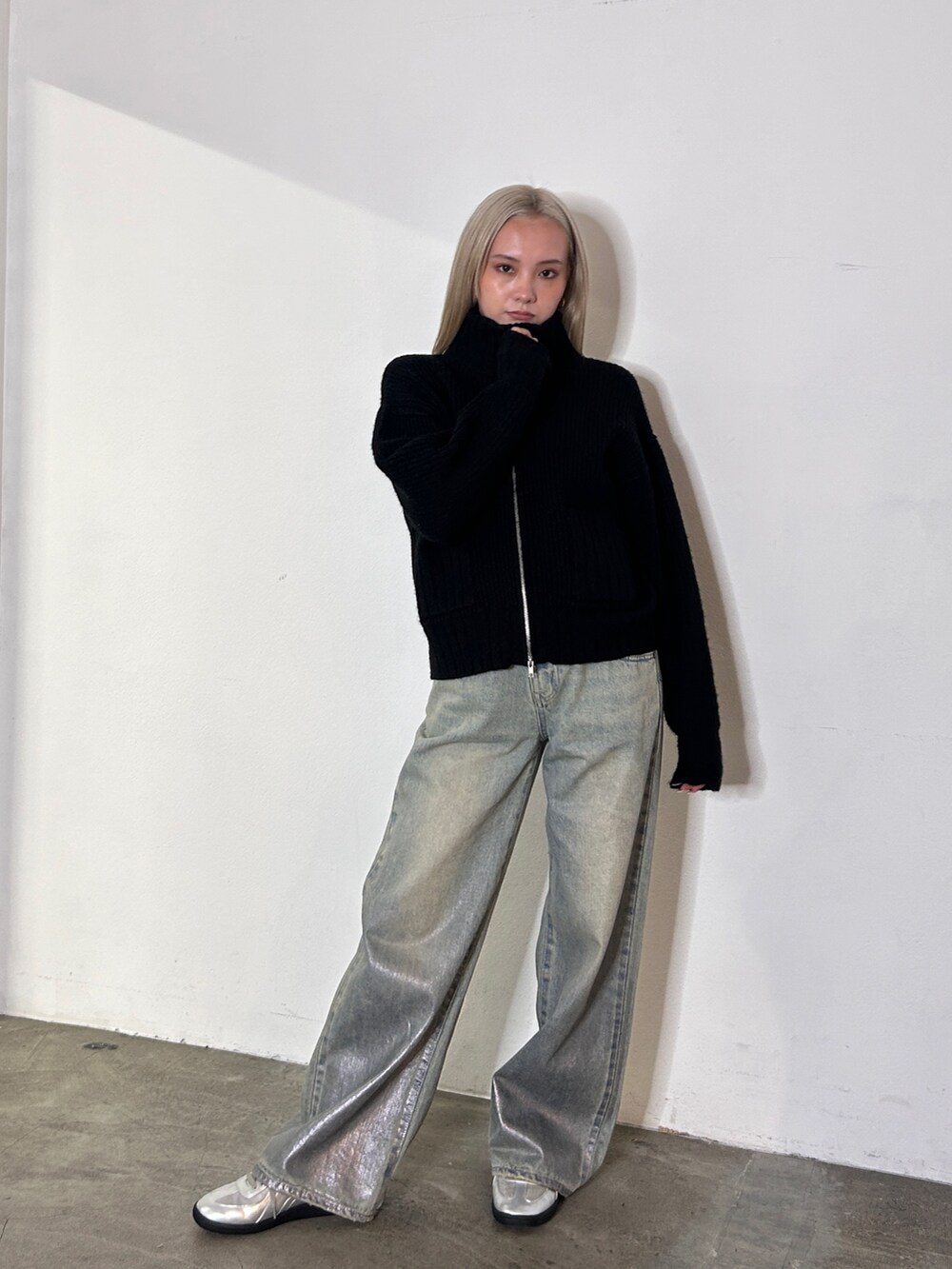 ブラック系のカーディガン/ボレロ、ブルー系のデニムパンツ、シルバー系のスニーカーを着用したレディースの冬コーディネートの3枚目の写真