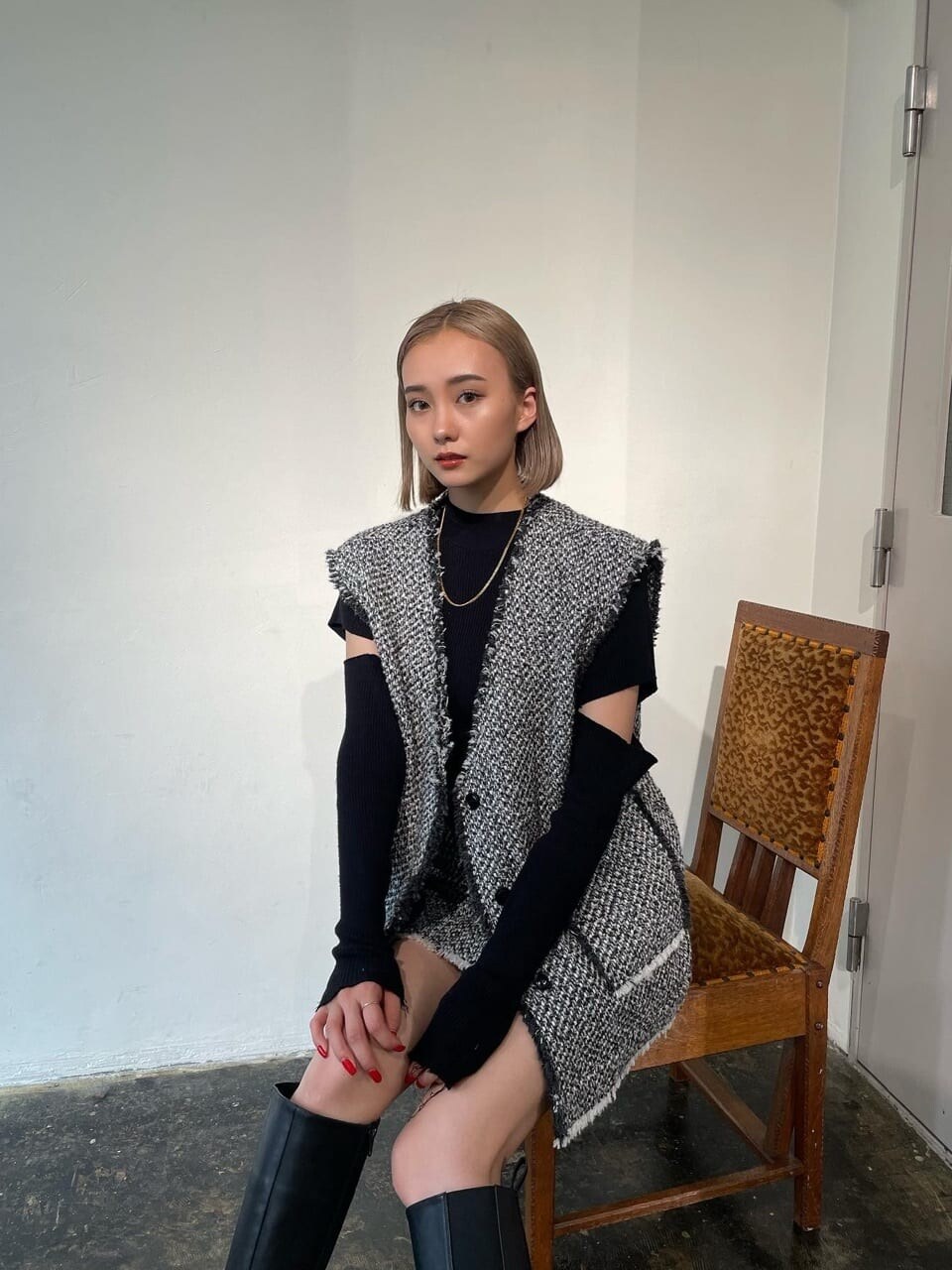 グレー系のベストを着用したレディースの秋コーディネートの2枚目の写真