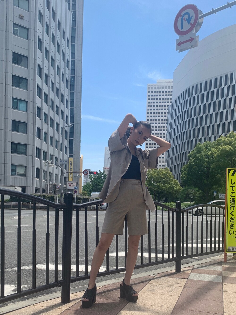 ブラック系のニット/セーター、ベージュ系のその他パンツを着用したレディースの春コーディネートの3枚目の写真