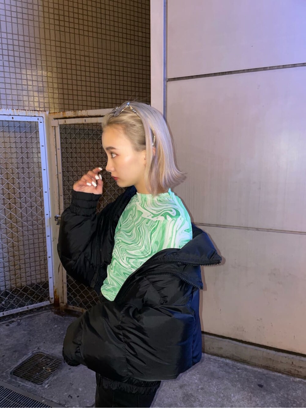 ブラック系のダウンジャケット/コート、その他のTシャツ/カットソー、ブラック系のデニムパンツを着用したレディースの冬コーディネートの2枚目の写真