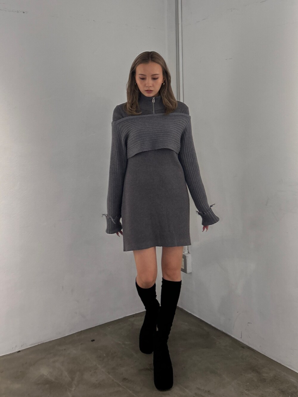 グレー系のワンピース、その他のブーツを着用したレディースの冬コーディネートの2枚目の写真
