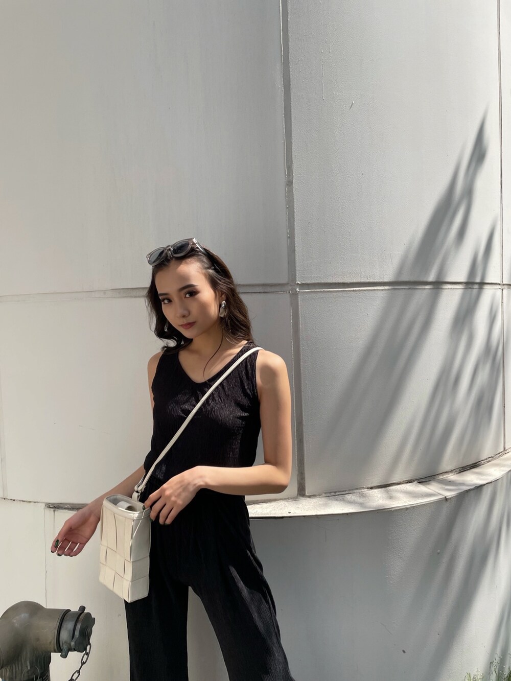 ブラック系のタンクトップを着用したレディースの春コーディネートの2枚目の写真