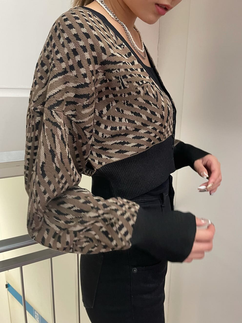 ブラック系のタンクトップ、その他のカーディガン/ボレロ、ブラック系のデニムパンツを着用したレディースの夏コーディネートの2枚目の写真