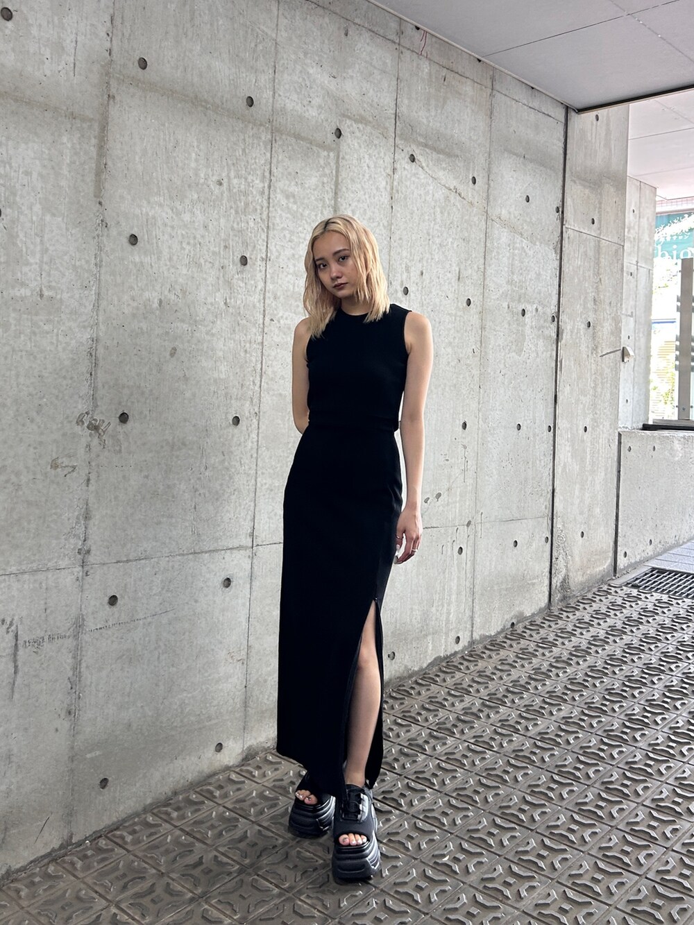 ブラック系のワンピース、ブラック系のサンダルを着用したレディースの夏コーディネートの2枚目の写真
