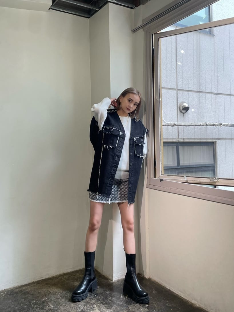 ブラック系のデニムジャケットを着用したレディースの秋コーディネートの4枚目の写真