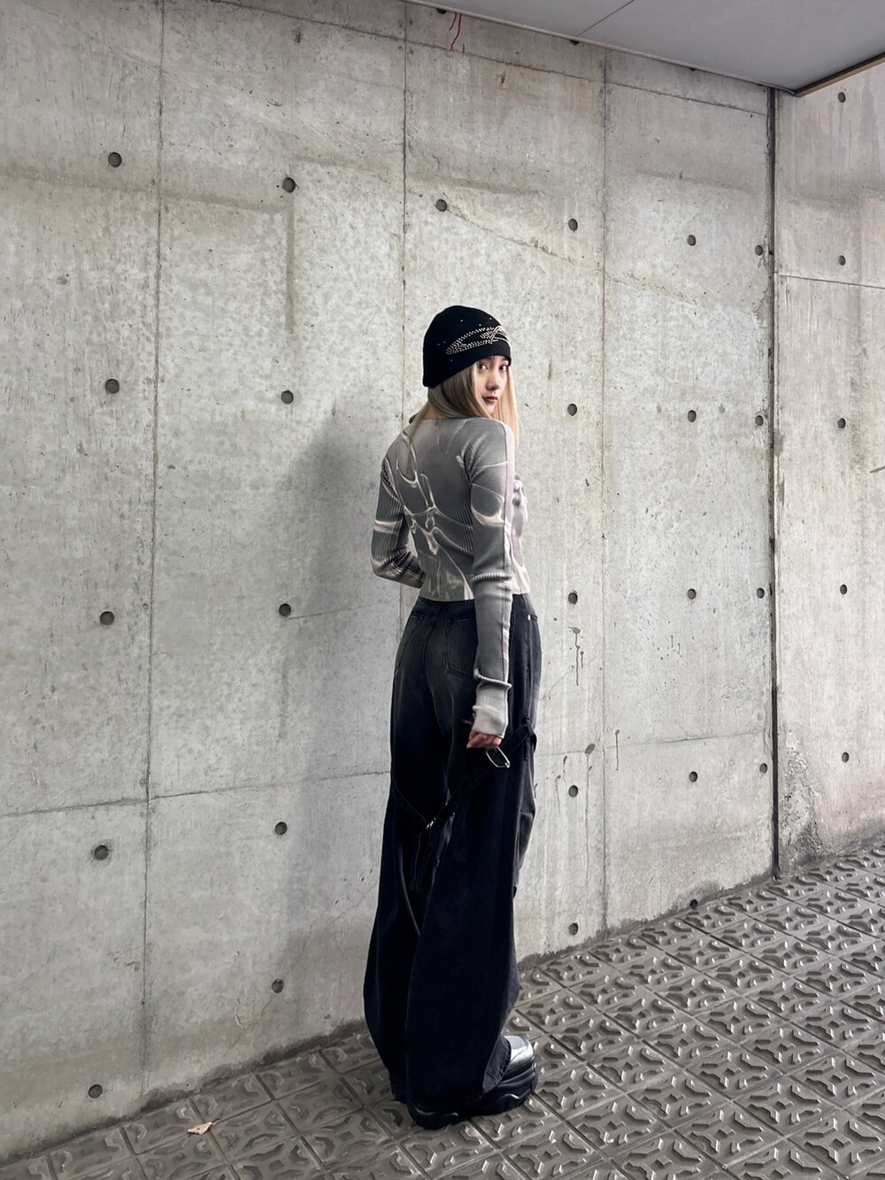 その他のニット/セーター、ブラック系のデニムパンツ、シルバー系のスニーカーを着用したレディースの冬コーディネートの4枚目の写真