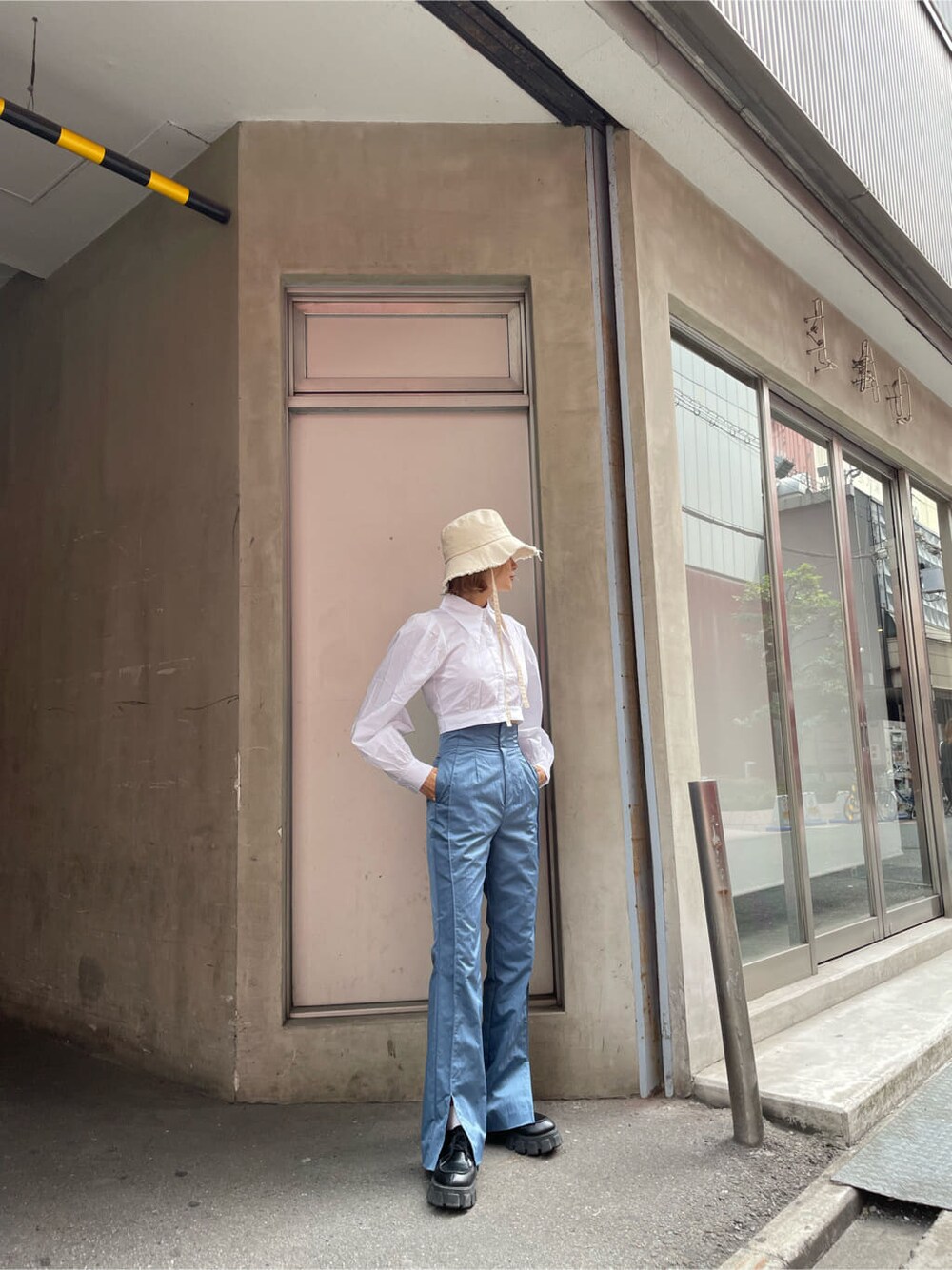 ブルー系のその他パンツ、ホワイト系のシャツ/ブラウス、ホワイト系のハットを着用したレディースの春コーディネートの3枚目の写真