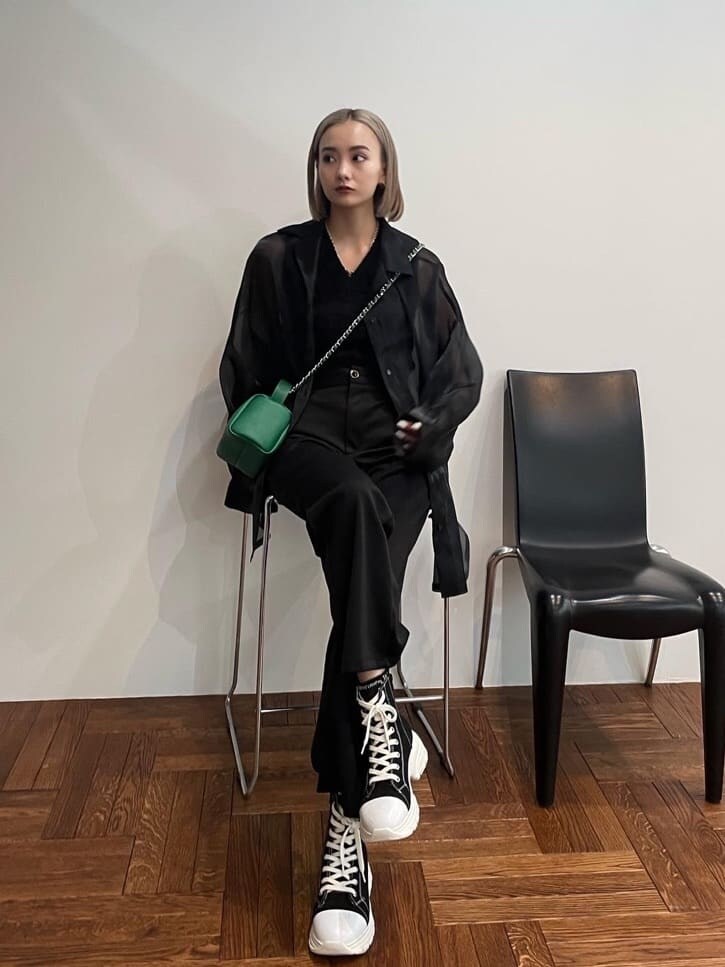 ブラック系のシャツ/ブラウス、ブラック系のスニーカー、グリーン系のショルダーバッグを着用したレディースの春コーディネートの2枚目の写真